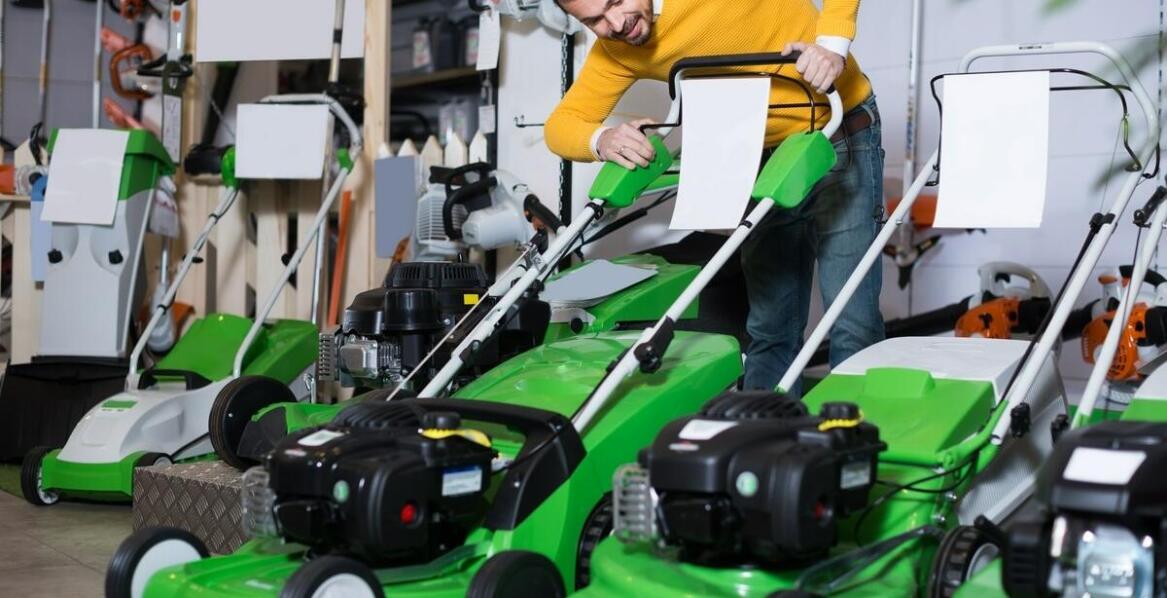Wydajność kosiarek ogrodowych – jakie parametry są kluczowe?