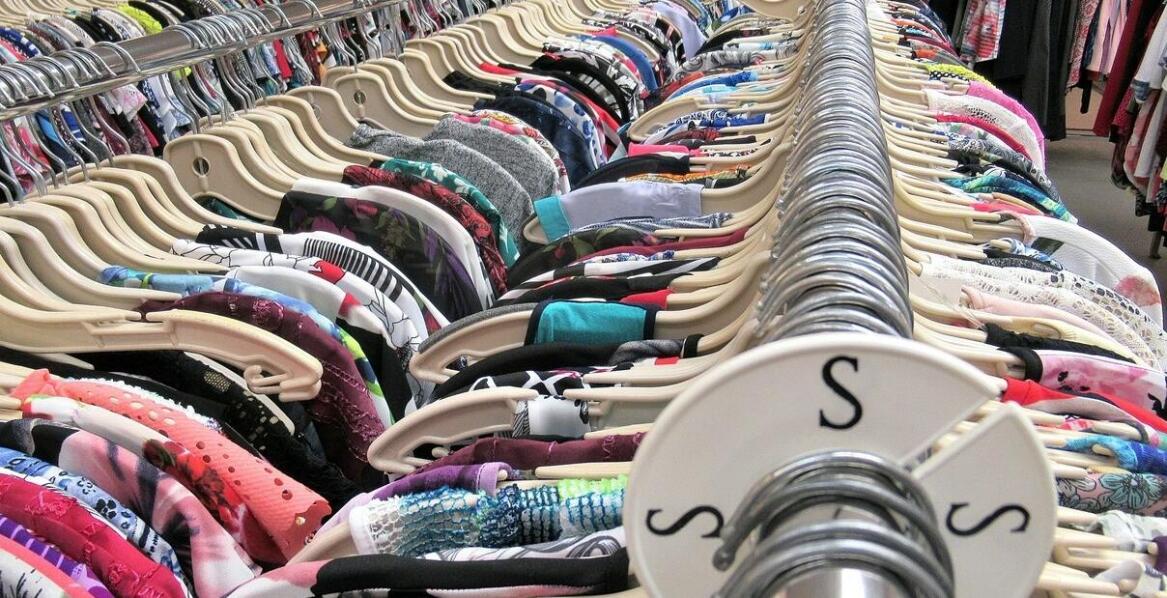 Tanie ubrania w Białymstoku: jak znaleźć najlepsze okazje na modną odzież?