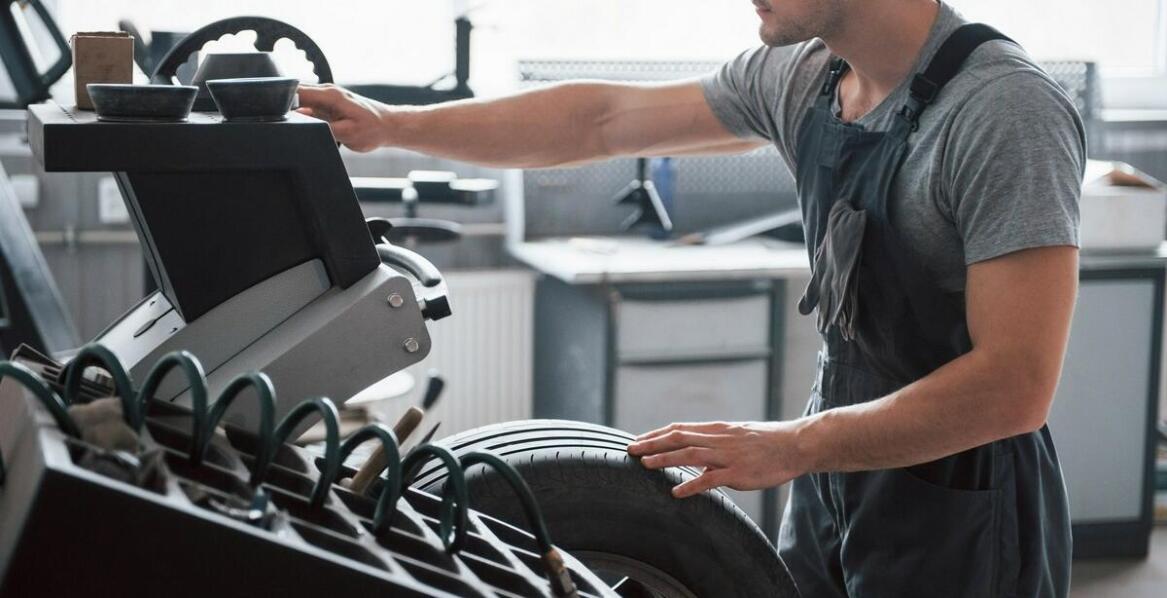 Wulkanizacja a długowieczność opon – jak profesjonalna obsługa wpływa na żywotność ogumienia?