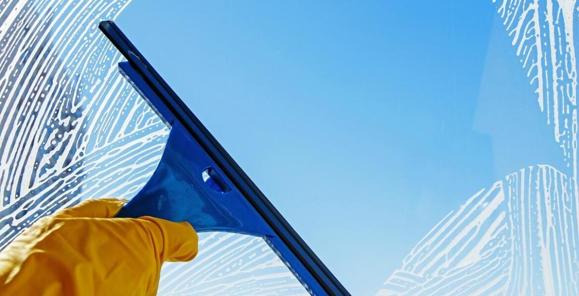 Wpływ warunków pogodowych na planowanie mycia okien w biurach