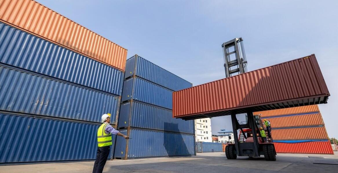 Transport aut z Anglii do Polski: Kluczowe aspekty logistyki