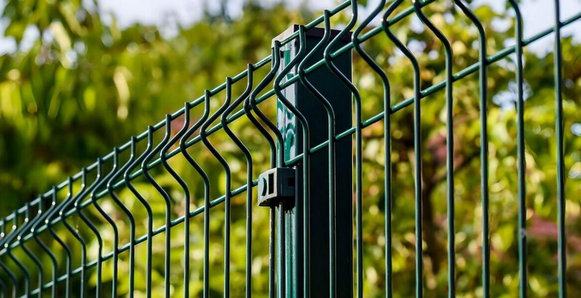 Zastosowanie paneli ogrodzeniowych na boiskach i stadionach – bezpieczeństwo i funkcjonalność