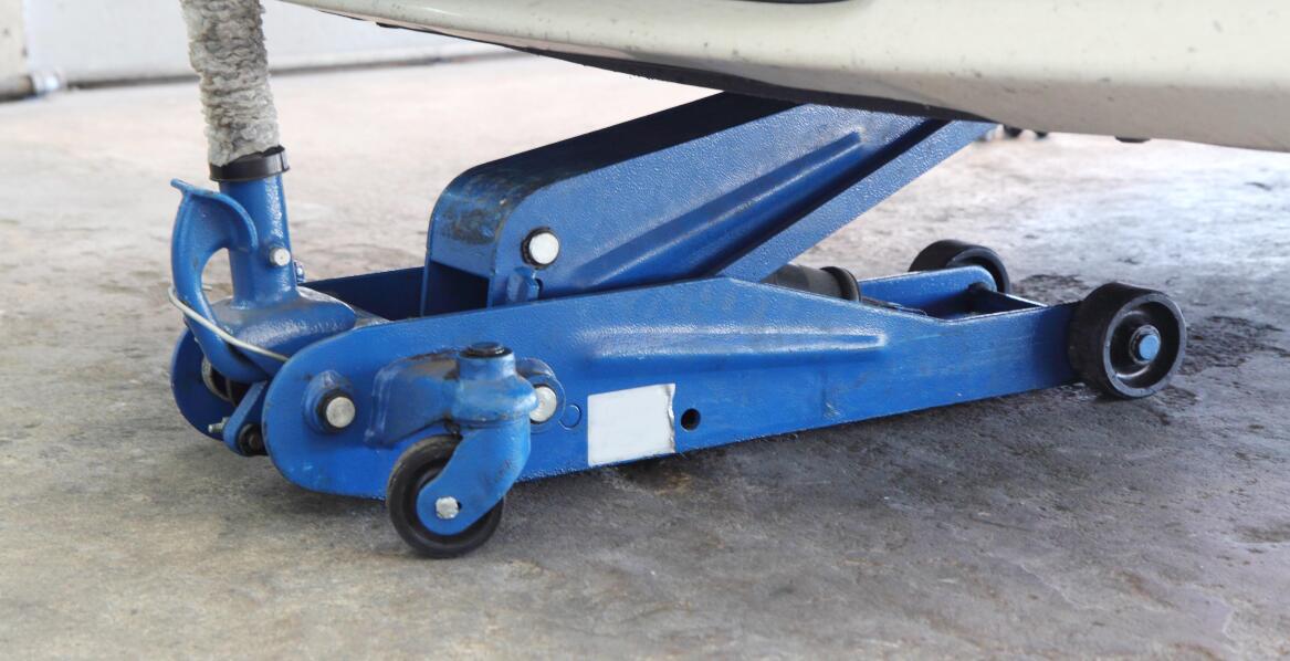 Jak wybrać podnośnik mobilny niskiego podnoszenia do małego warsztatu?