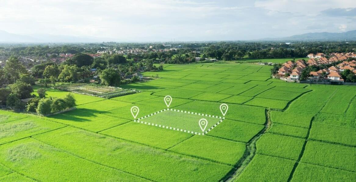 Jakie czynniki uwzględnia się przy wycenie działek budowlanych?