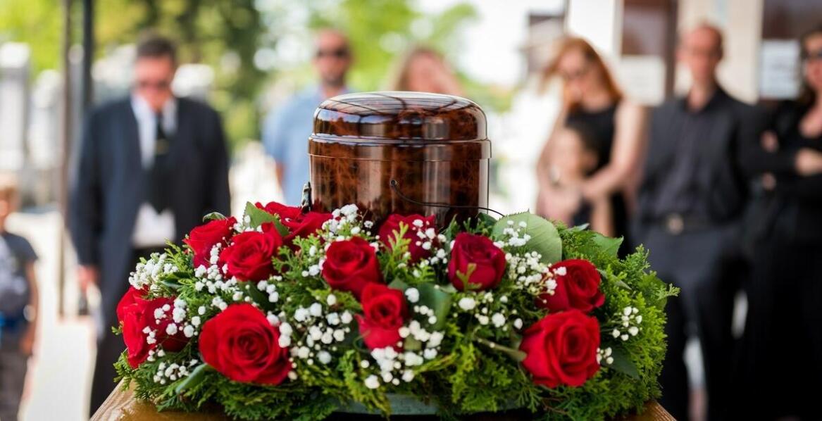 Wybór urny pogrzebowej – jakie opcje dostępne są dla klientów?