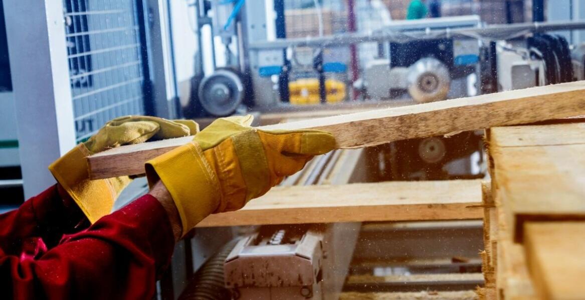 Jakie czynniki decydują o wyborze rodzaju deski tarasowej?