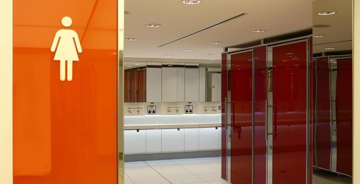 Jak elektronika zwiększa bezpieczeństwo w miejskich toaletach automatycznych?