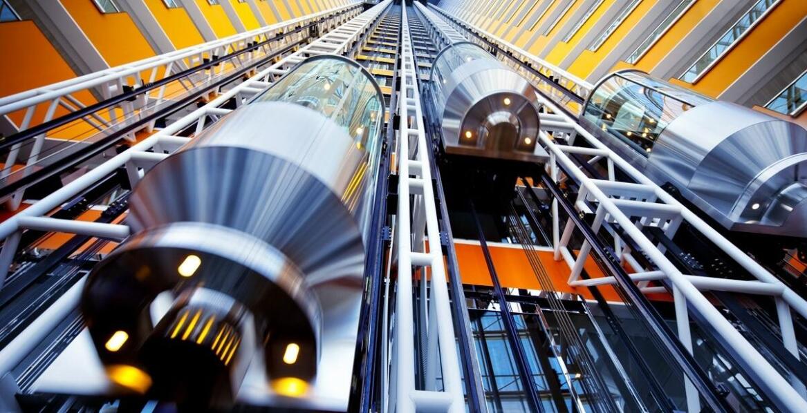 Jakie innowacje technologiczne dotyczą podnośników towarowych?