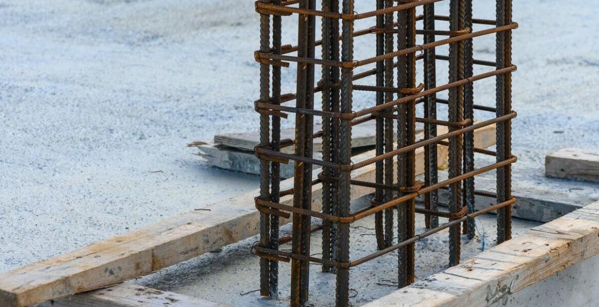 Jakie są kluczowe czynniki wpływające na wybór materiałów do budowy hali produkcyjnej?