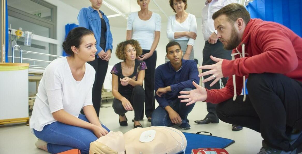 Jak program szkolenia z pierwszej pomocy dostosowywane są do potrzeb uczestników?