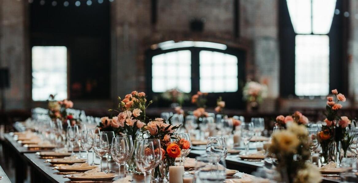 Rola wynajmu dekoracji świątecznych w tworzeniu niezapomnianych doświadczeń klientów