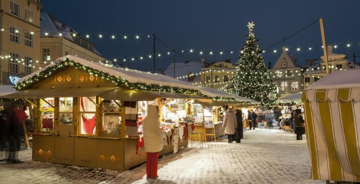 Dekoracje świąteczne w centrach handlowych jako element marketingu wizualnego