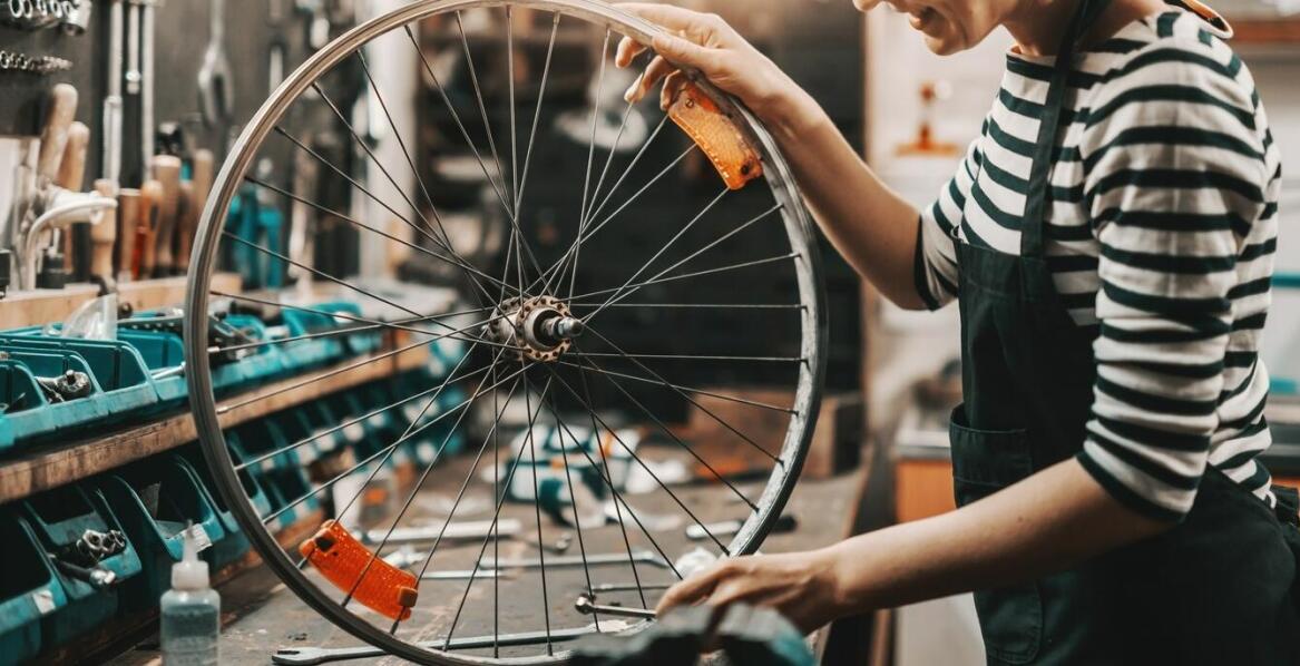 Dlaczego wybrać profesjonalną konserwację roweru w sklepie rowerowym?