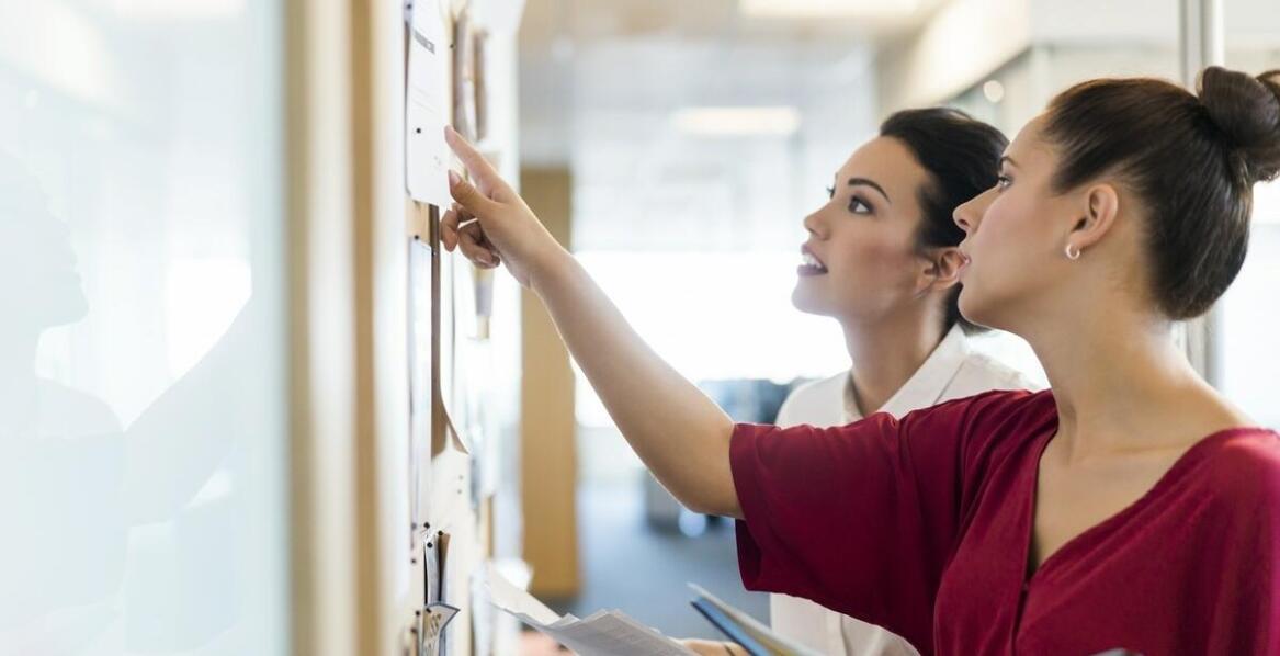 Jakie możliwości aranżacyjne dają tablice korkowe na wymiar?