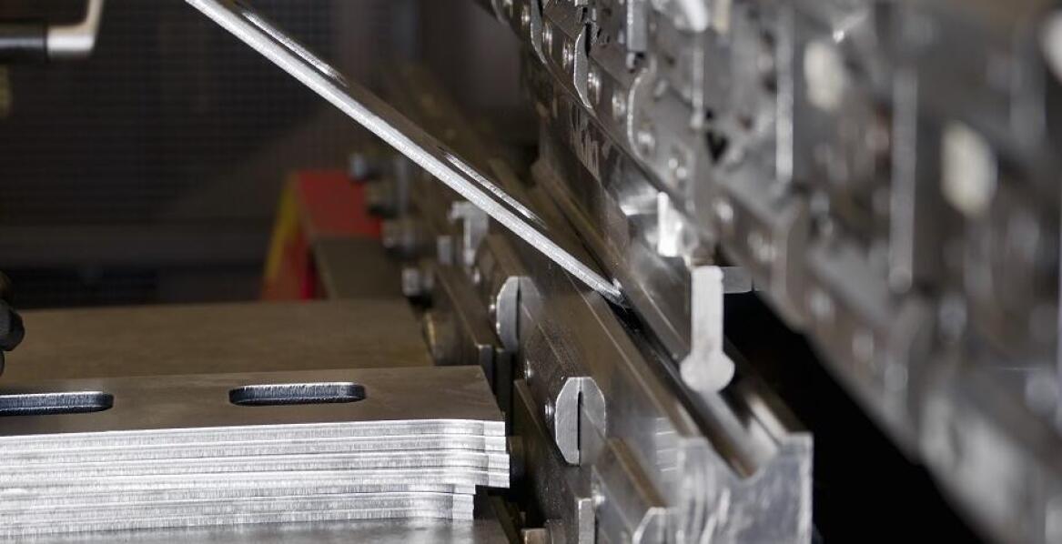 Znaczenie prasy krawędziowej w procesie tworzenia wyposażenia dla gastronomii