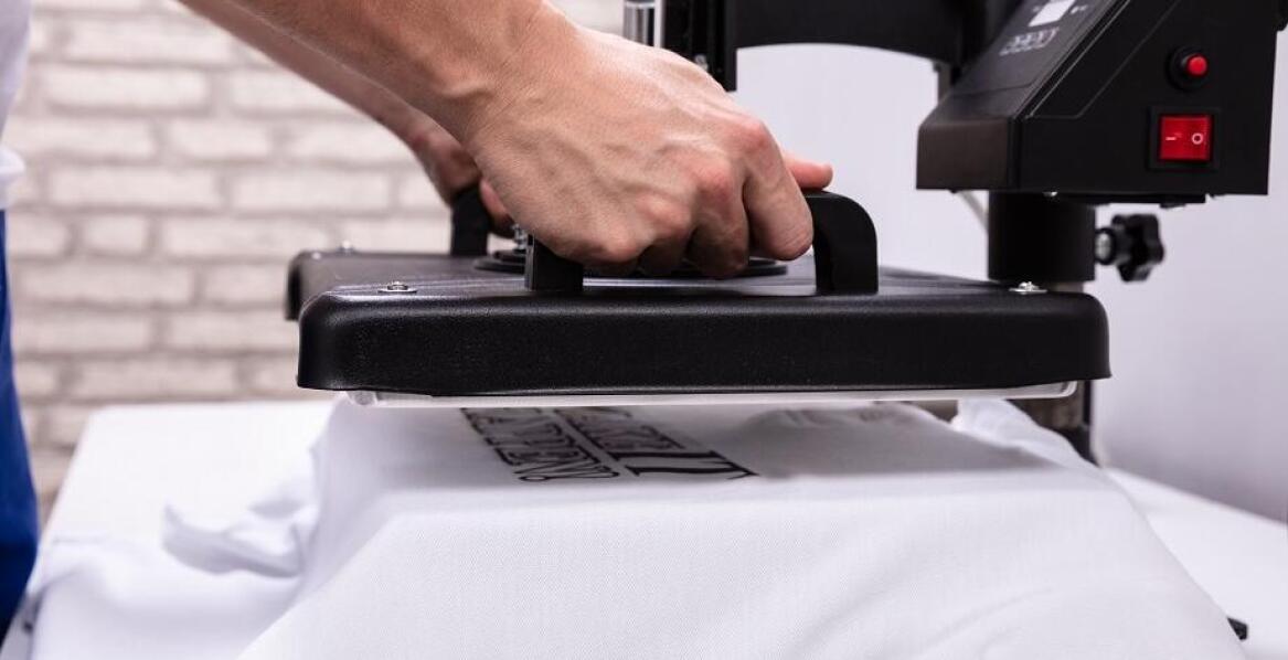 Nadruk koszulki – jak wybrać odpowiednią metodę druku na odzież reklamową?