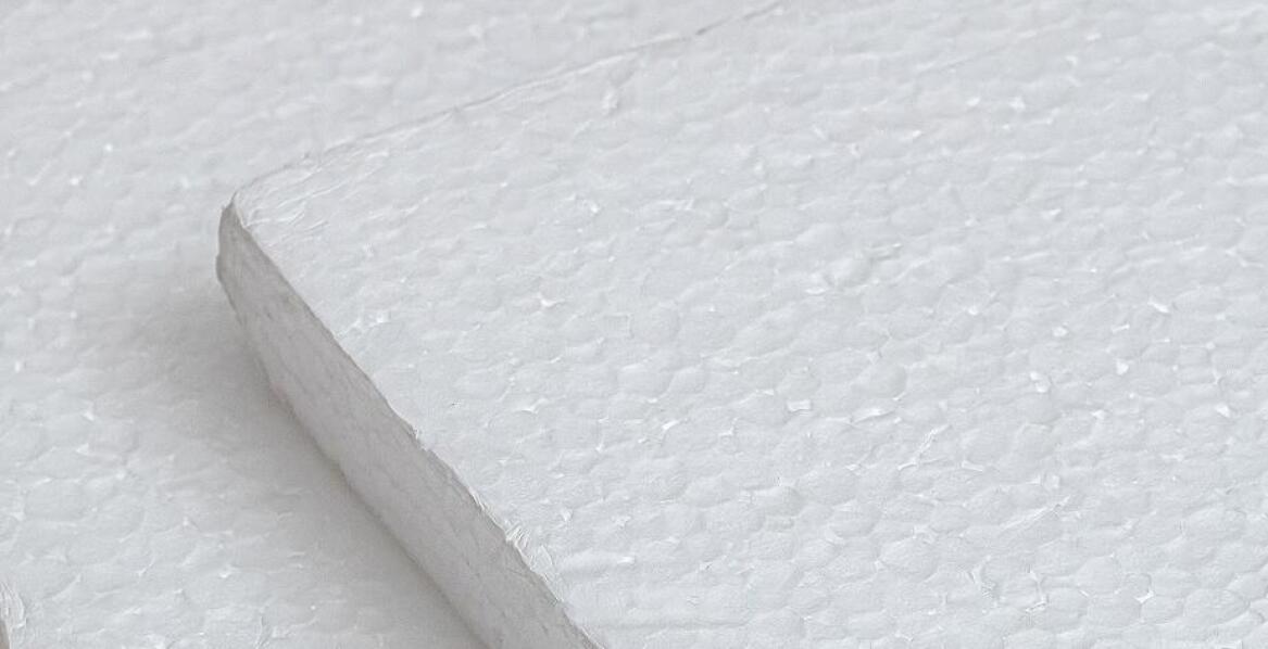 Zastosowanie styropianów spadkowych w nowoczesnych dachach płaskich