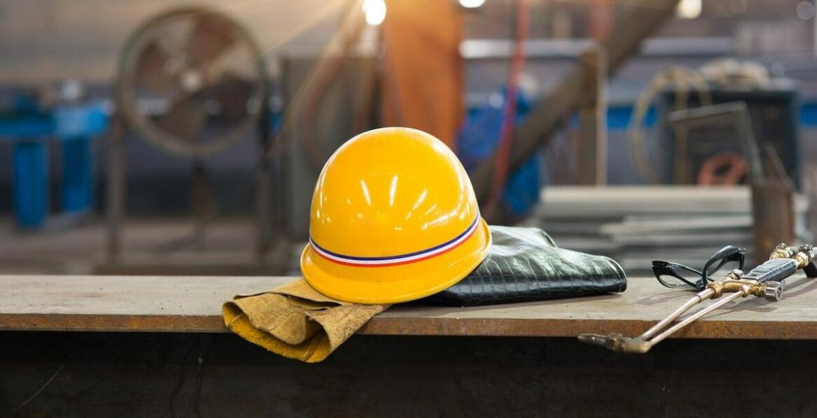 Jak okulary spawalnicze samościemniające zwiększają bezpieczeństwo podczas pracy?