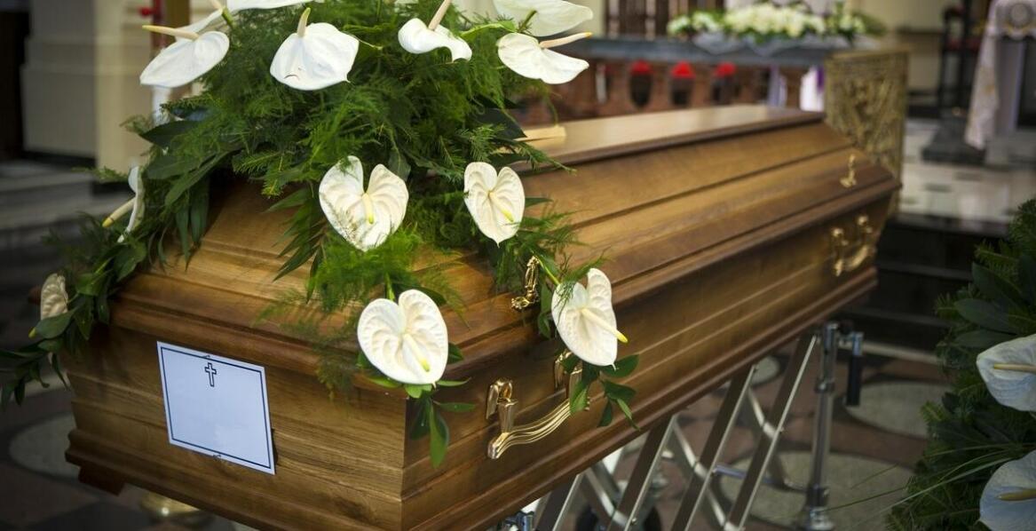 Jakie usługi oferują zakłady pogrzebowe w kontekście międzynarodowego przewozu zmarłych?