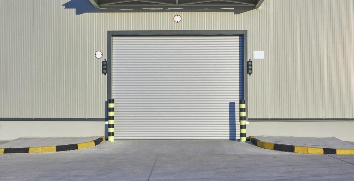 Jakie są kluczowe korzyści z instalacji drzwi serwisowych w firmie?