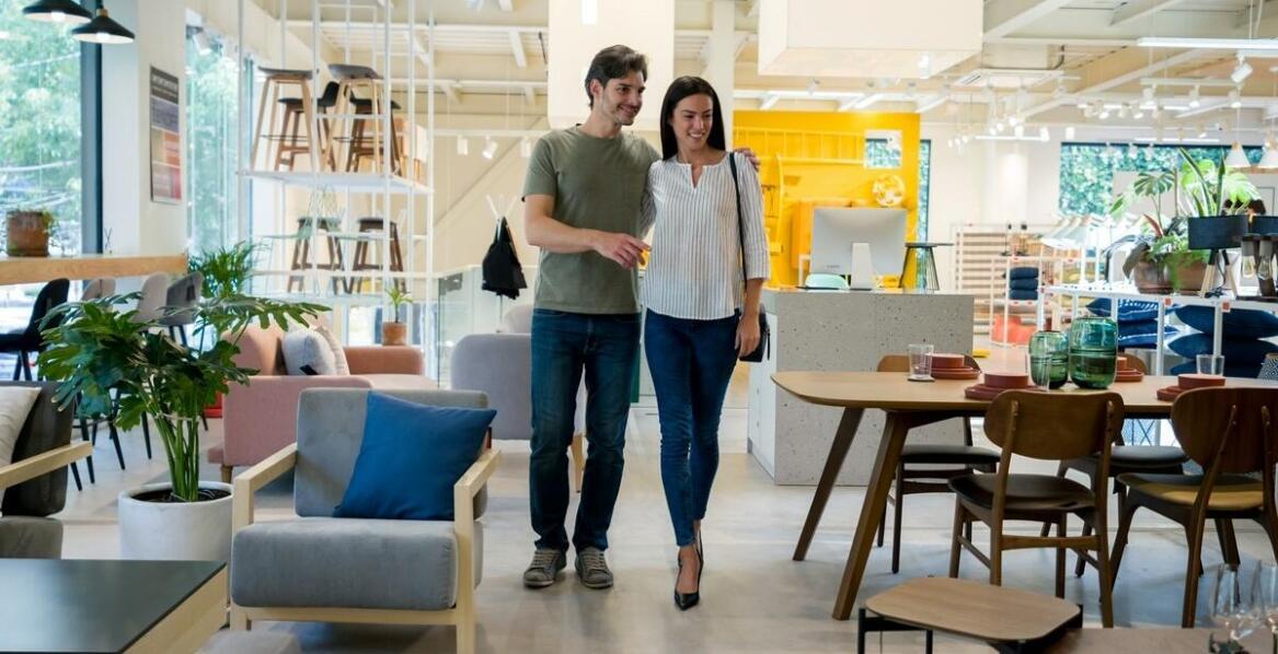 Jak hurtowa sprzedaż stelaży wpływa na jakość obsługi klienta biznesowego?