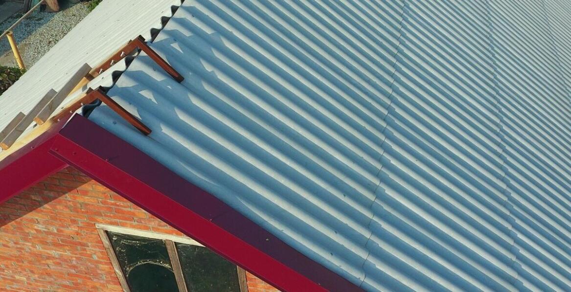Porównanie blach trapezowych i blach na rąbek pod kątem zastosowania w Otwocku