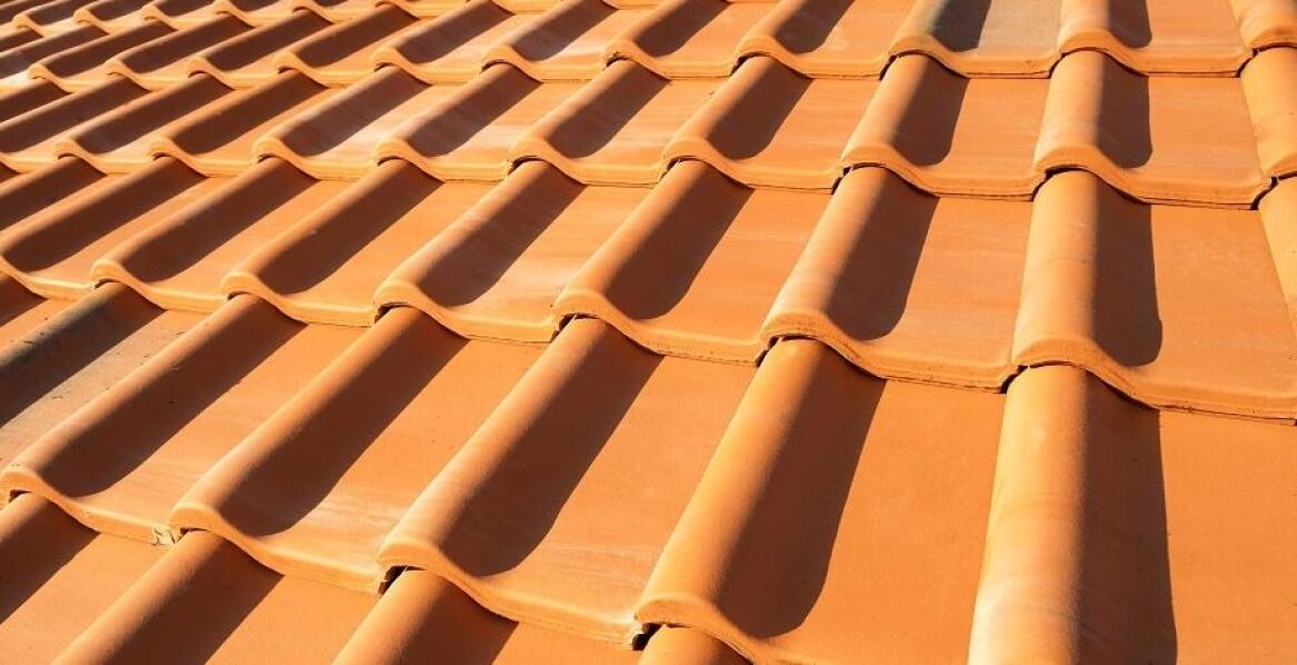 Dachówki ceramiczne – trwałość i elegancja dla Twojego domu
