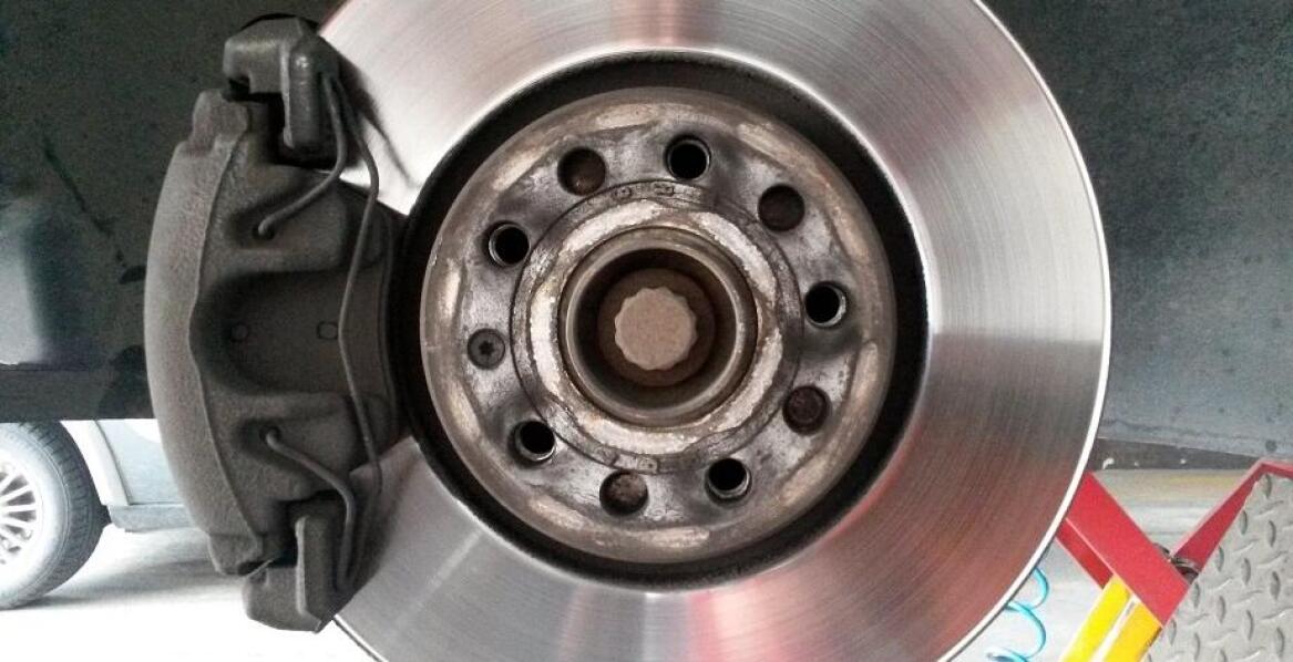 Proces regeneracji tarcz i bębnów hamulcowych w samochodach osobowych