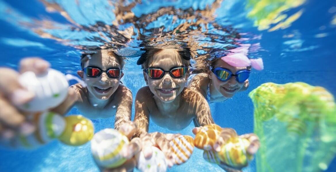 Jak nauczyciele pływania wspierają adaptację niemowląt do wody?