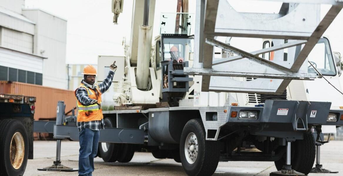 Wynajem podnośników koszowych a bezpieczeństwo pracy na wysokościach