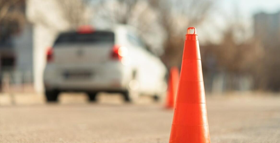 Jakie są kluczowe aspekty nauki jazdy na placu manewrowym?