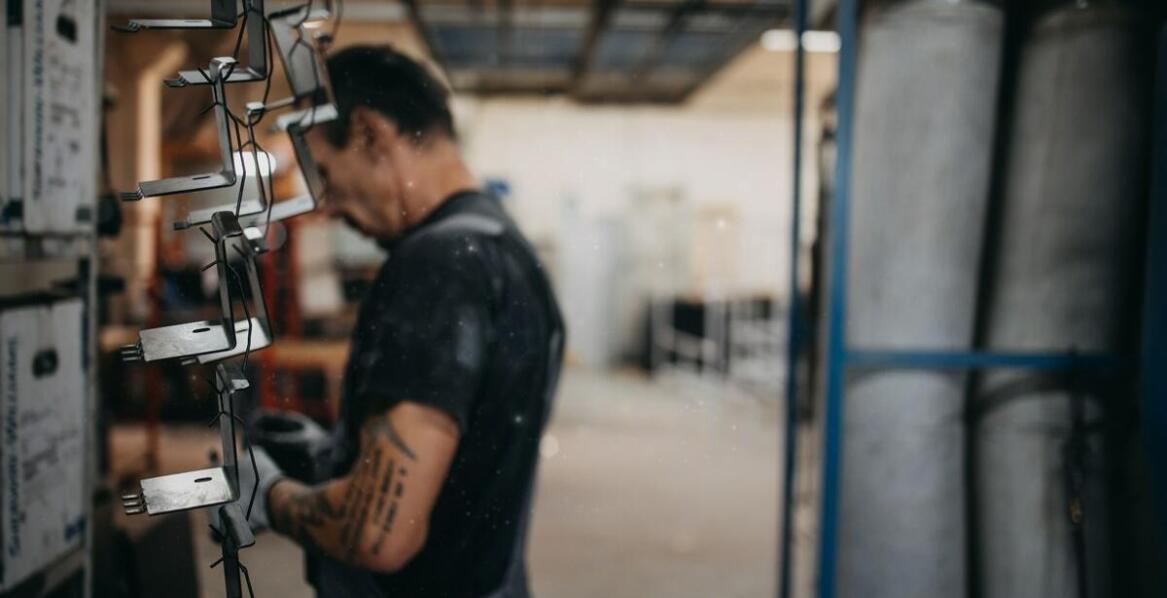 Optymalizacja procesu malowania proszkowego dla długich elementów stalowych