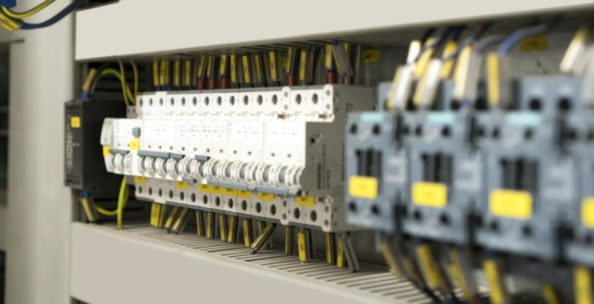 Rola przycisków sterowniczych w procesach produkcyjnych