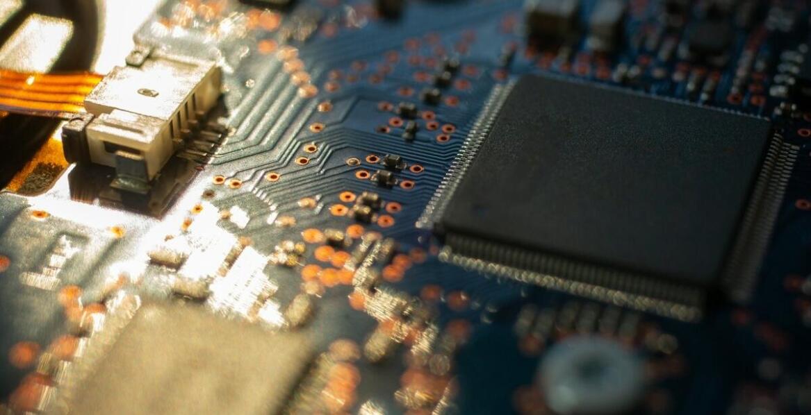 Jakie etykiety foliowe samoprzylepne wybrać do oznaczania elektroniki?