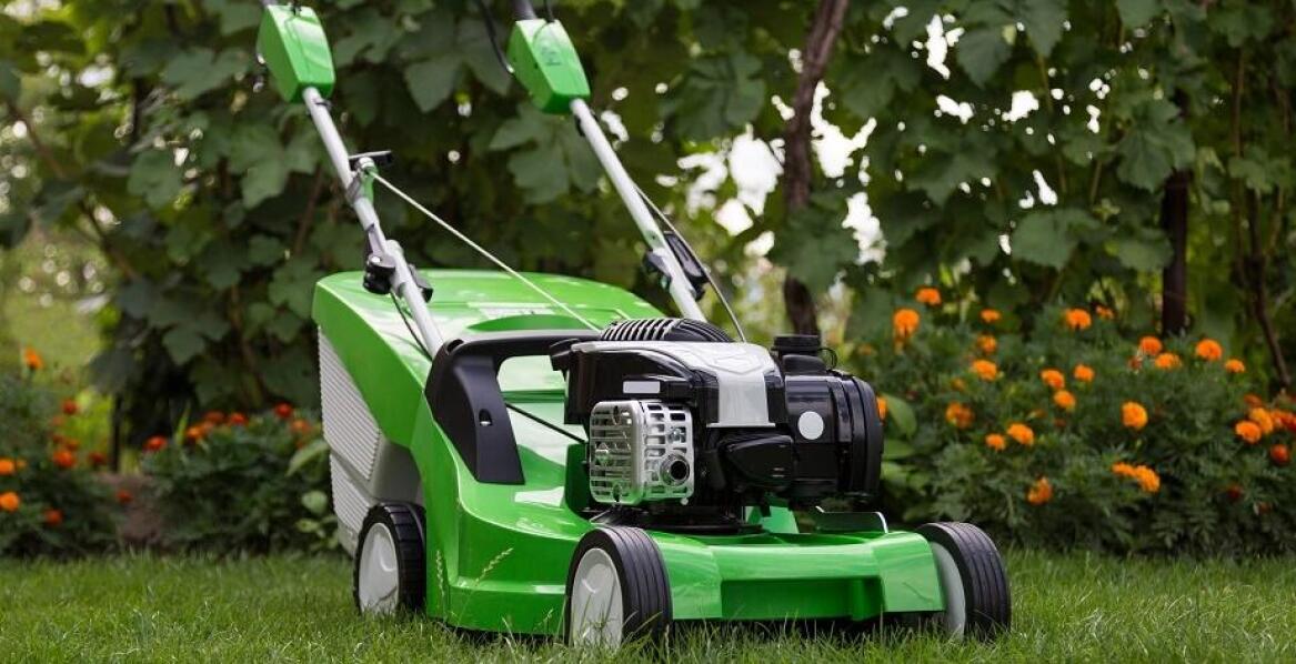 Jakie kosiarki do trawy sprawdzą się w dużych ogrodach?