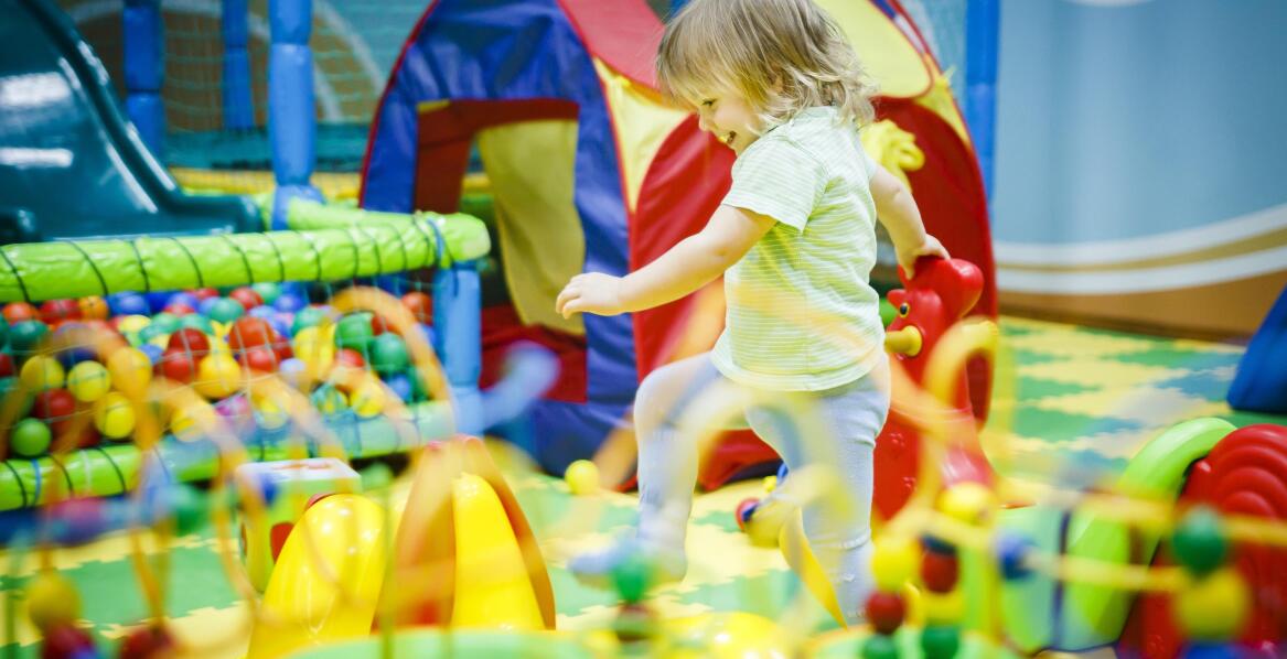 Jakie standardy bezpieczeństwa są kluczowe dla producentów sal zabaw?