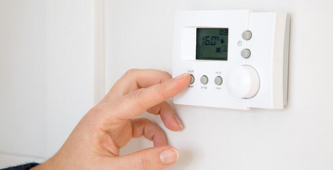 Efektywność energetyczna a pokojowy regulator temperatury – co mówią eksperci?