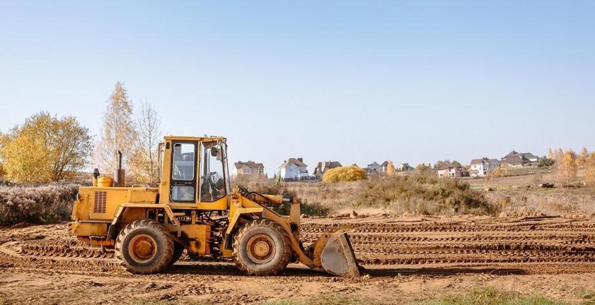 Proces przygotowania gruntów pod fundamenty budynków przemysłowych