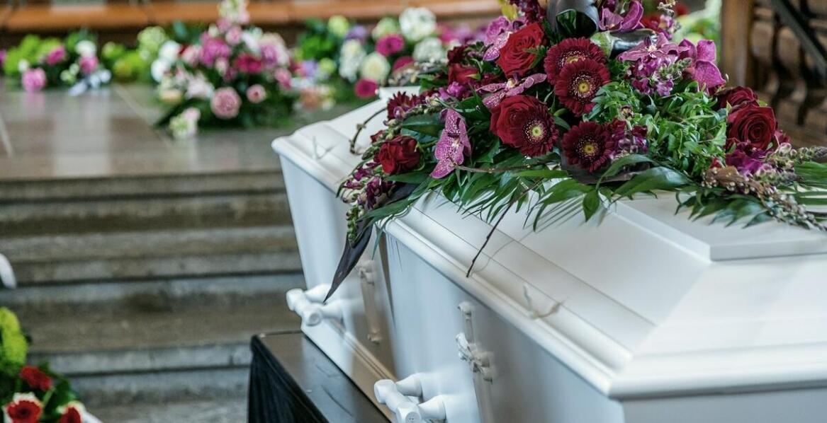 Jakie są wyzwania związane z organizacją ceremonii pogrzebowej?