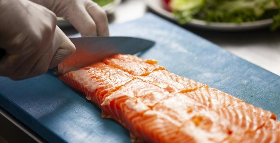 Jakie zalety niesie ze sobą cięcie glazurowanych bloków rybnych?