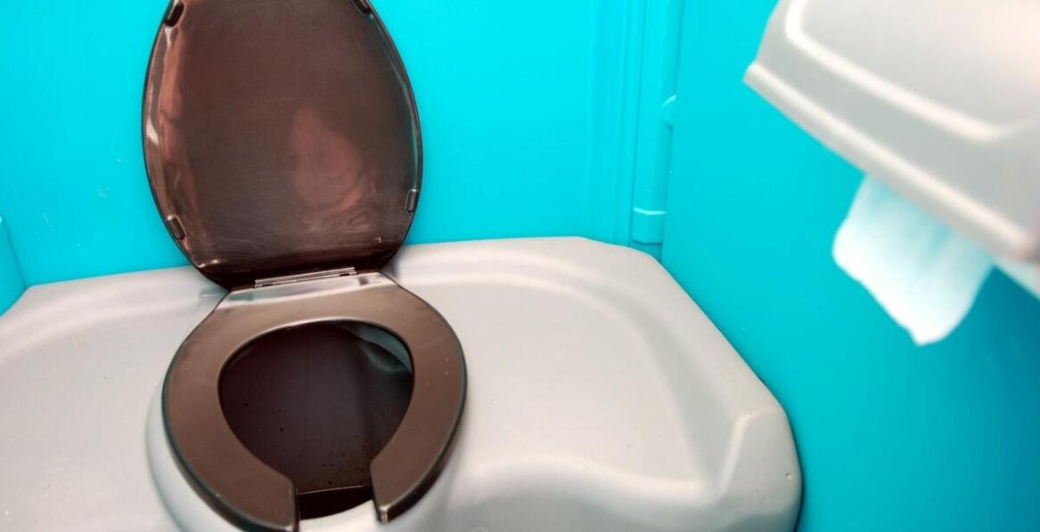 Jakie są zalety toalet przenośnych z funkcją antybakteryjną?