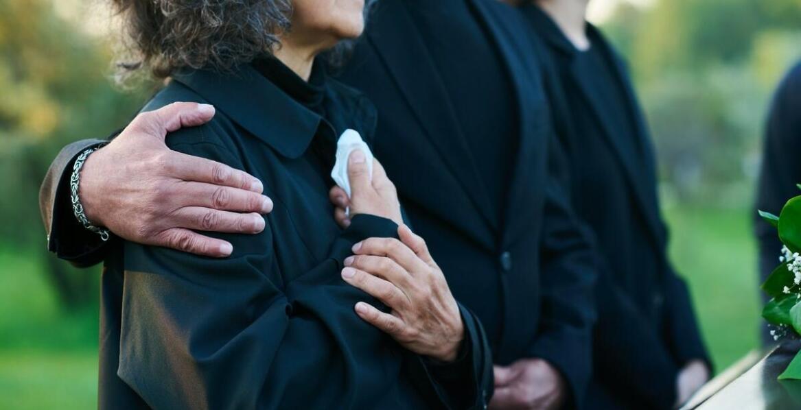 Jakie usługi obejmuje organizacja transportu zmarłych na terenie kraju i za granicą?