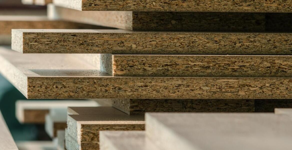 Jak płyty HDF wpływają na wytrzymałość i estetykę mebli?