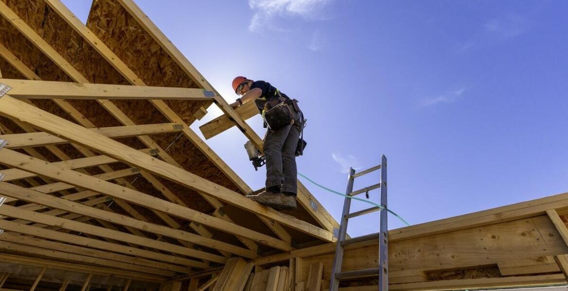 Porównanie chwytaków mechanicznych i próżniowych do płyt warstwowych