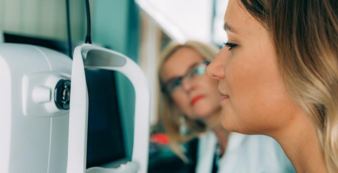 Badanie OCT w optyce – jak wpływa na dobór soczewek korekcyjnych?