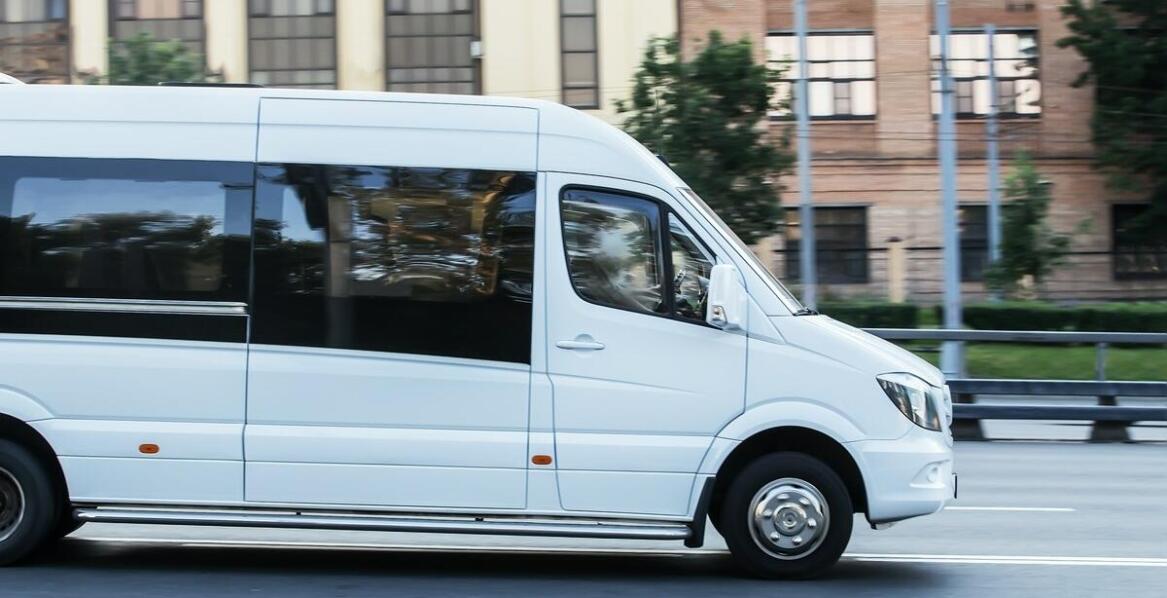 Przewóz osób busem na terenie kraju – co warto wiedzieć o ofercie?