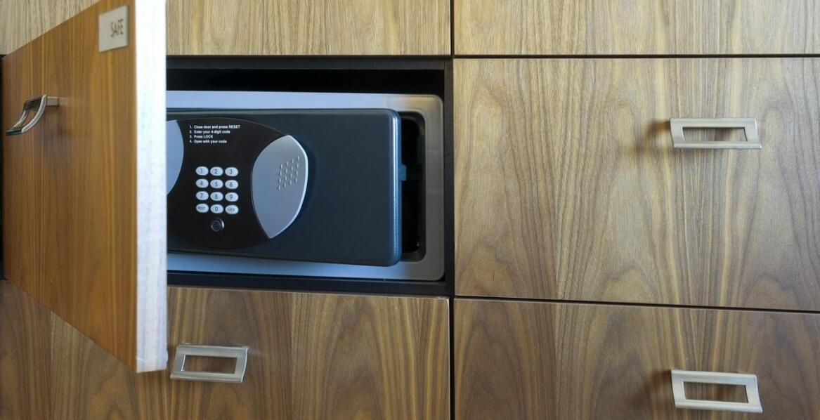 Krótkie terminy realizacji zamówień na sejfy do przechowywania broni: co to oznacza dla klienta?