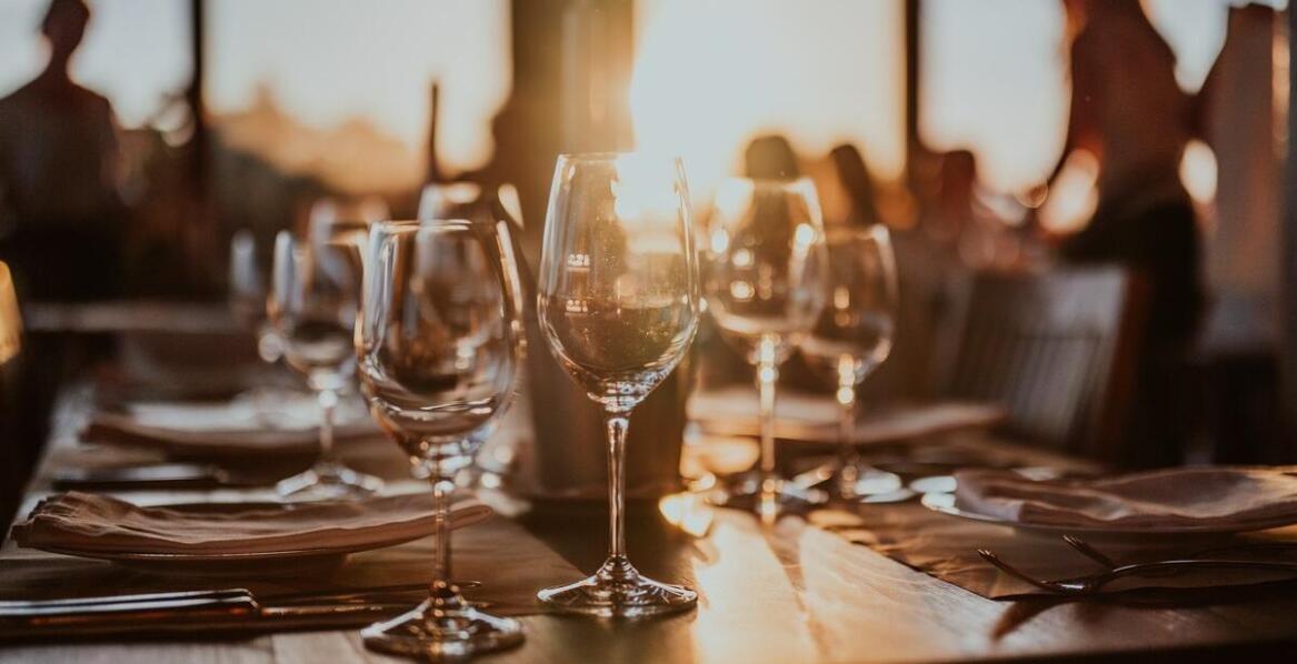 Jakie cechy powinny mieć idealne kieliszki do wina musującego?