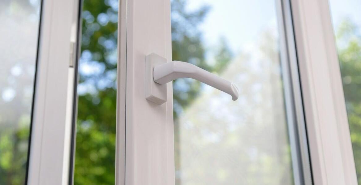 Okna PCV a ochrona przed wiatrem – jakie wybrać?