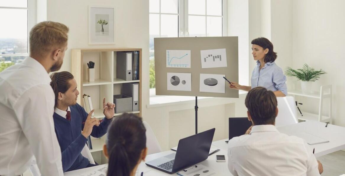 Jakie są kluczowe czynniki wpływające na sukces w multiagencji ubezpieczeniowej?